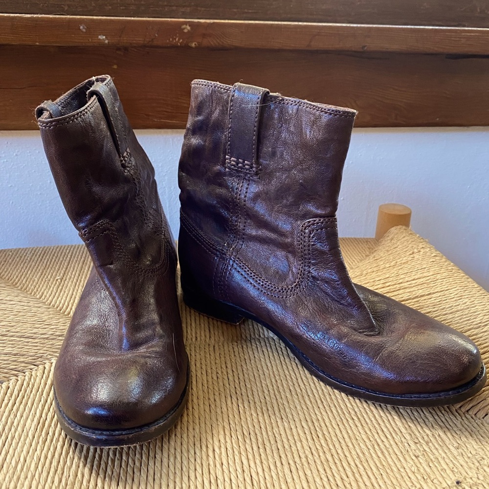 Frye ankle boots in a rich chocolate brown leather!  Very good used condition!